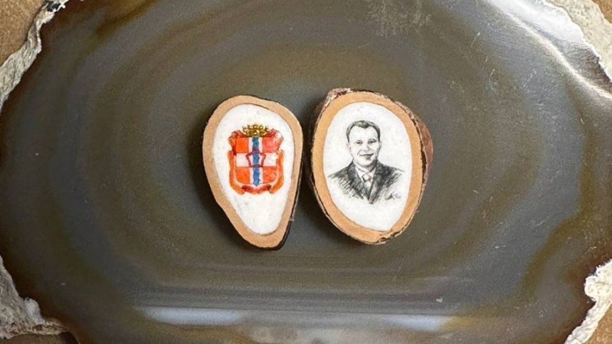 Коненко сделал миниатюрный портрет Гагарина и герб Омской области