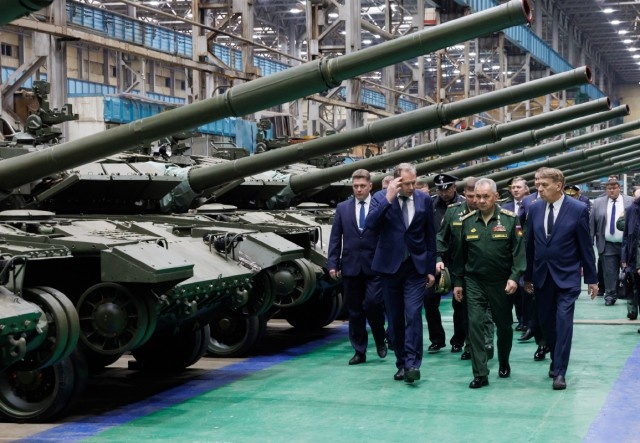 Шойгу проверил, как в Омске изготавливают танки для армии
