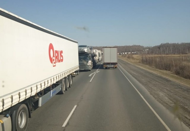Трассу Тюмень – Омск начали закрывать для большегрузов