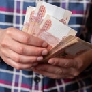 Мужчина считает деньги: деньги