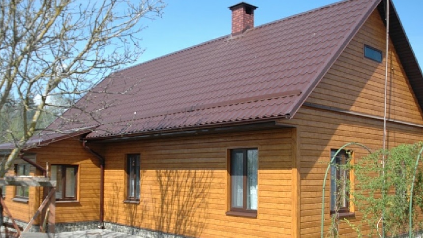 Дом с крышей их металлочерепицей