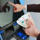 деньги в банкомат: банкомат и деньги