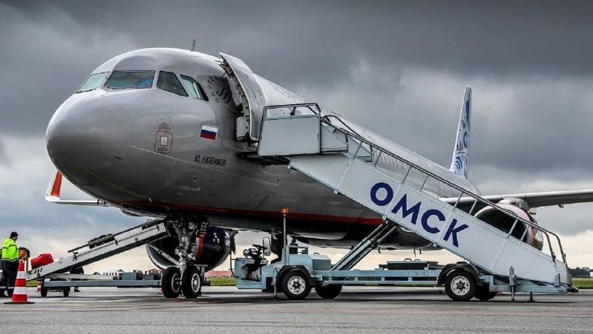 Аэропорт Омска самолет