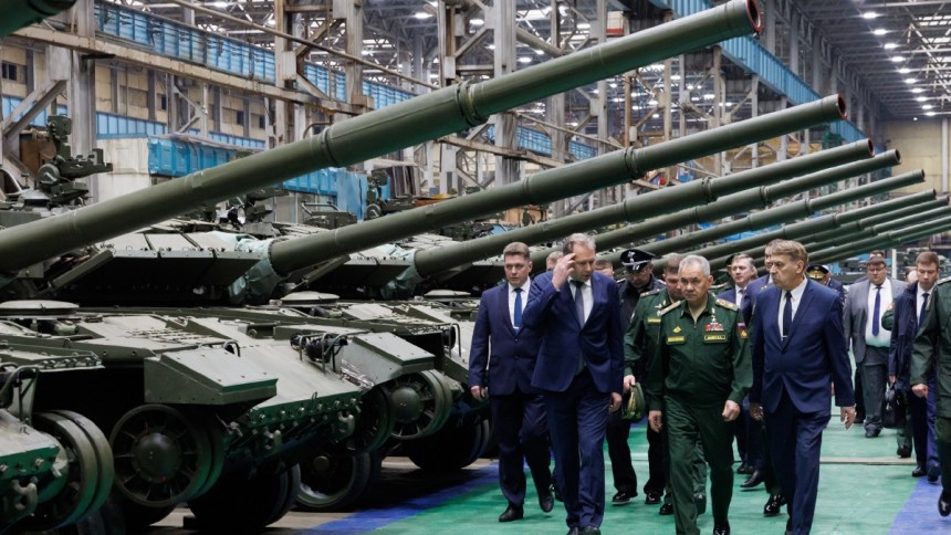 Шойгу проверил, как в Омске изготавливают танки для армии