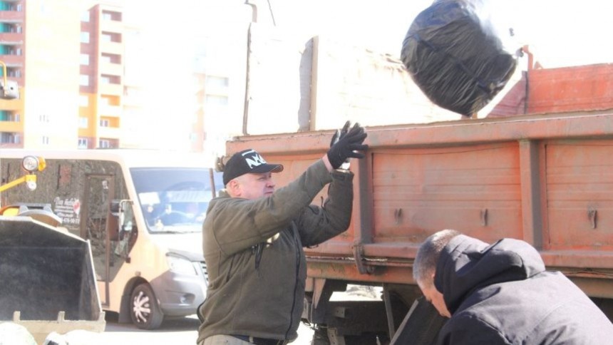 «Накидали 7 КамАЗов»: мэр Омска отправился убирать мешки после субботника