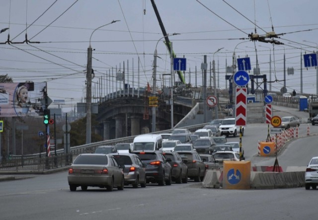 На Ленинградском мосту в Омске столкнулись две легковушки